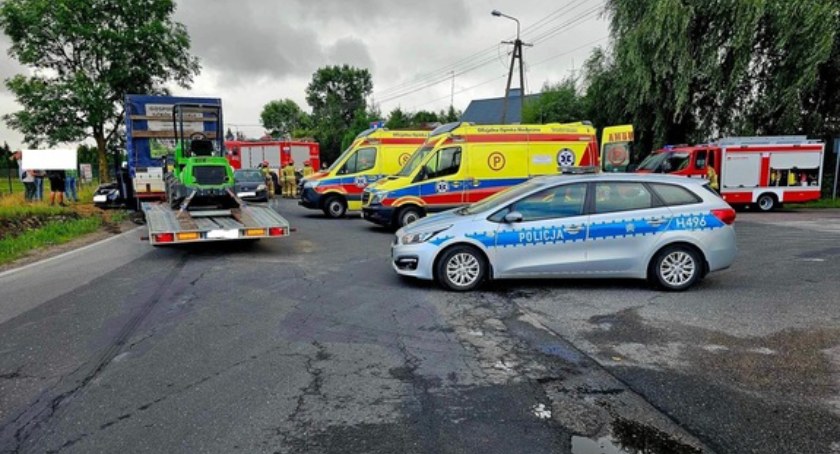 Trzy osoby w szpitalu po zderzeniu aut na skrzyżowaniu