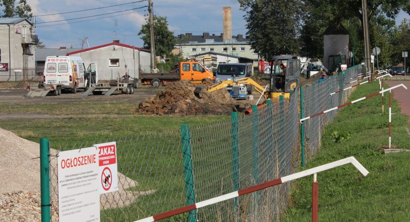O targowisku, handlu zwierzętami i parkingach na miejskiej sesji