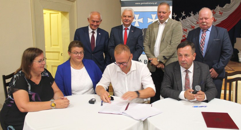 Gmina Bielany wyremontuje blisko10 kilometrów dróg, właśnie podpisała umowy