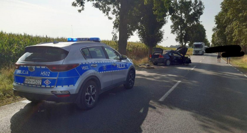 Droga do Siedlec zablokowana po wypadku volvo