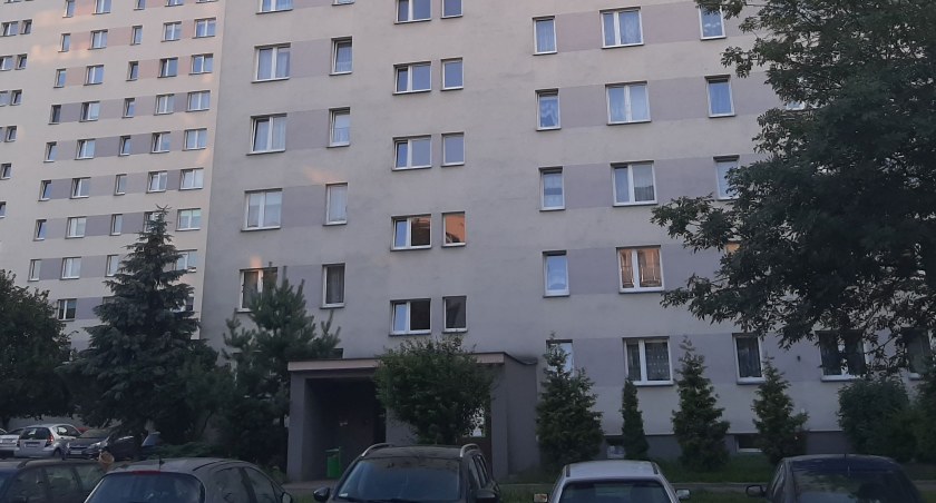 Oszukali seniorkę, kobieta wyrzuciła prze okno dużą sumę pieniędzy
