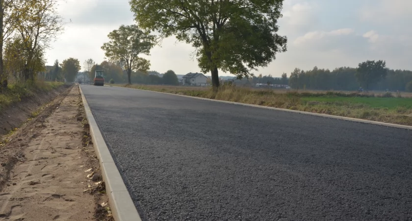 Większość dziur na drodze do Przywózk już zniknęła