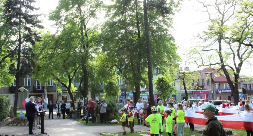 Kto weźmie odpowiedzialność, jeśli konar spadnie na osoby przebywające na skwerze?