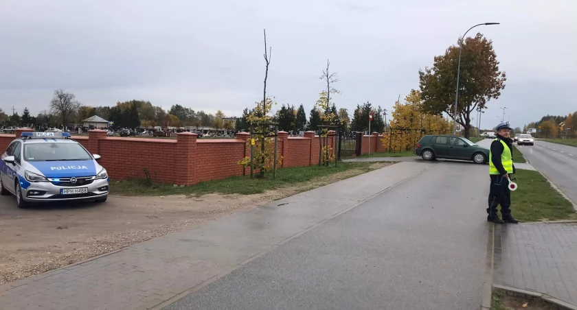 Policjanci czuwają nad bezpieczeństwem odwiedzających groby