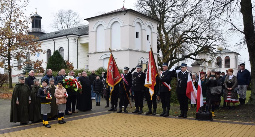 11 listopada spotkali się pod odrestaurowanym pomnikiem