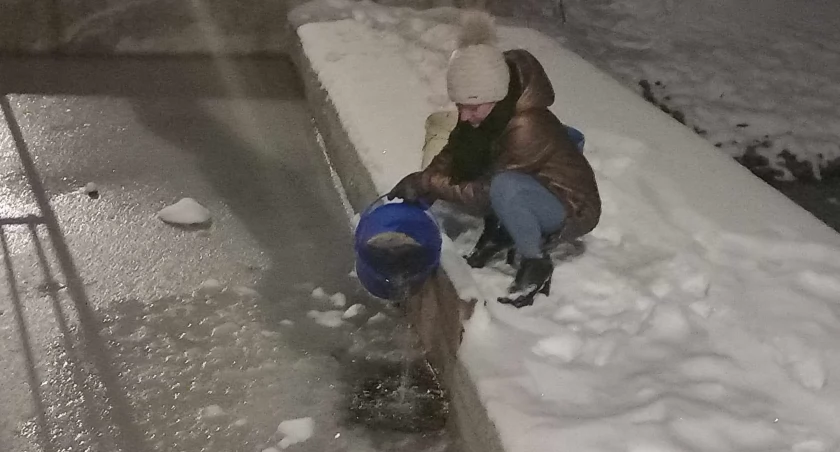 Zarybiono staw w zabytkowym parku w Ceranowie