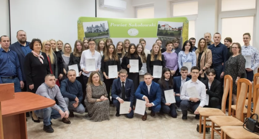 Uczniowie odebrali stypendia Rady Powiatu Sokołowskiego