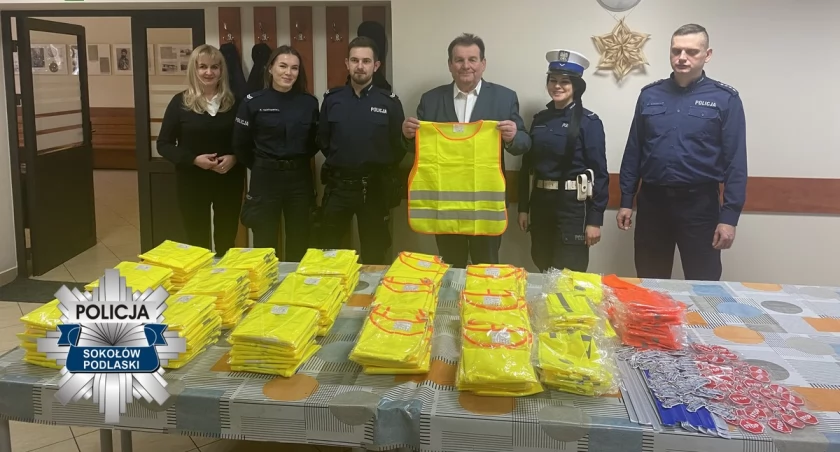 Kamizelki i odblaski dla uczniów z Kosowa Lackiego