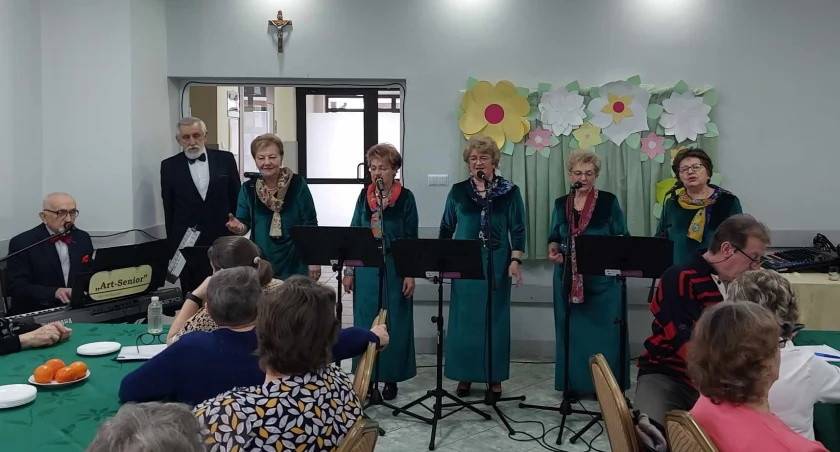 Z piosenkami i humorem świętowali dziadkowie i babcie