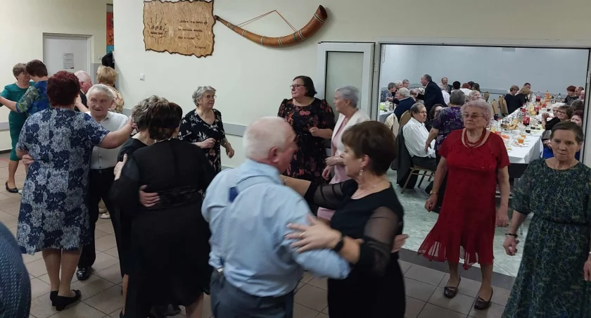 Zabawa na 102 u seniorów w Jabłonnie Lackiej