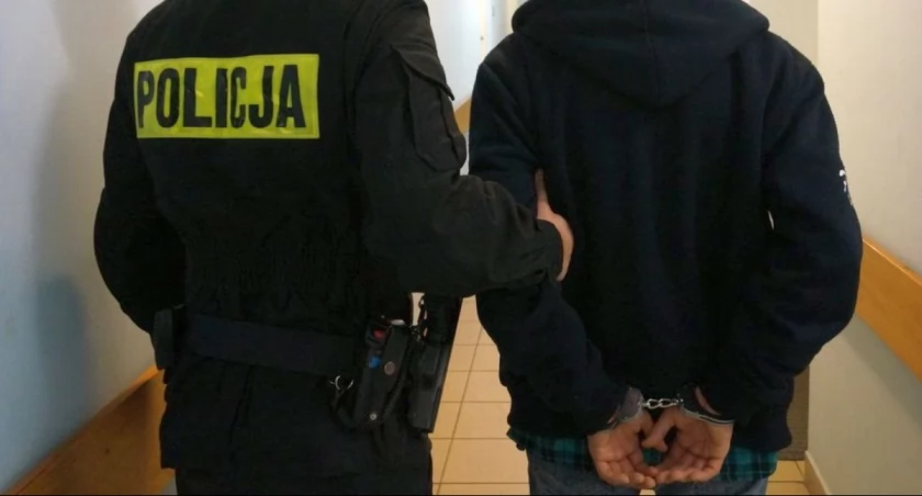 Bandyta zaatakował ekspedientkę, zgubił portfel, potem się ukrywał
