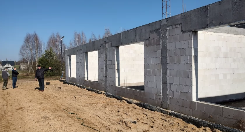 Kosów Lacki: przedszkolne mury pną się do góry