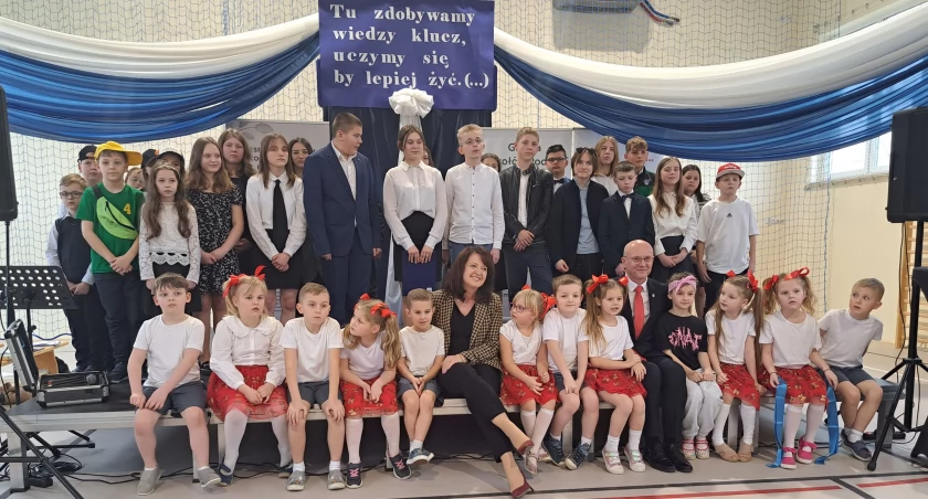 Uczniowie z Nowej Wsi mają wreszcie stołówkę i salę sportową