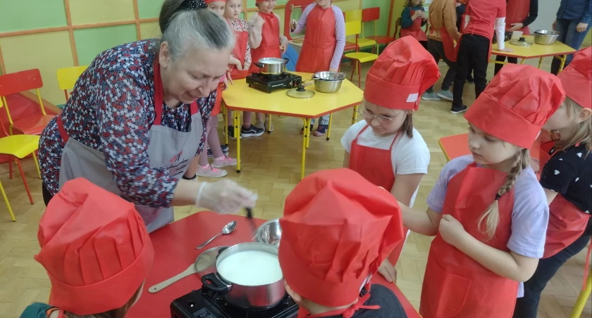 Przedszkolaki pod okiem Ewy Mitowskiej robiły ser