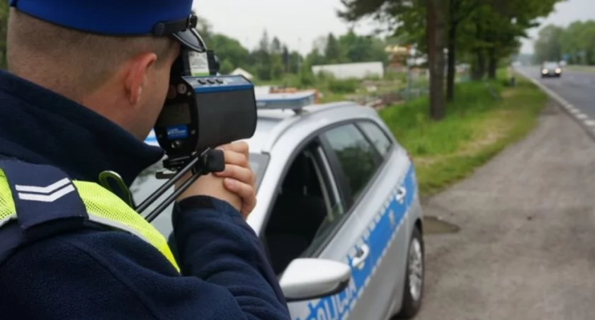Święta na drogach: oplem z 3 promilami, mandat dla motocyklisty i dwie wpadki kierowców