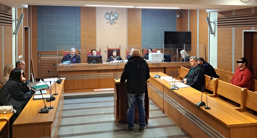 Proces Rafała J.: Uderzał w niego taboretem, jakby rąbał drzewo