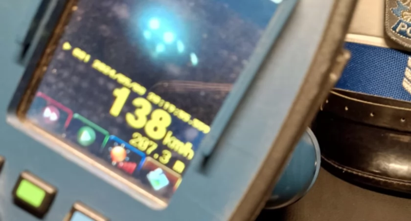 Pędził 138 km/h w terenie zabudowanym. Stracił prawo jazdy.