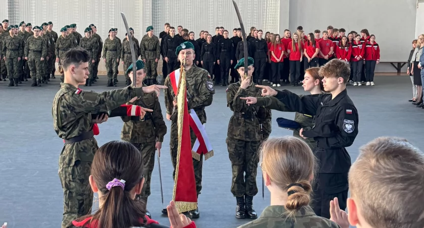 Uczniowie klas mundurowych z „Szarej” złożyli ślubowanie