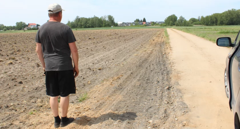 Wyorał gminną drogę, rolnik z Łubianek ma przez to ogromny problem