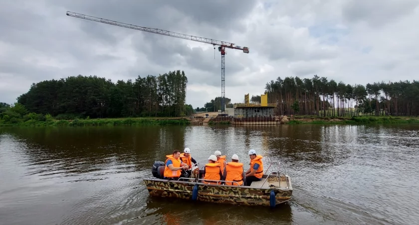 Oglądali postęp prac przy budowie mostu na Bugu