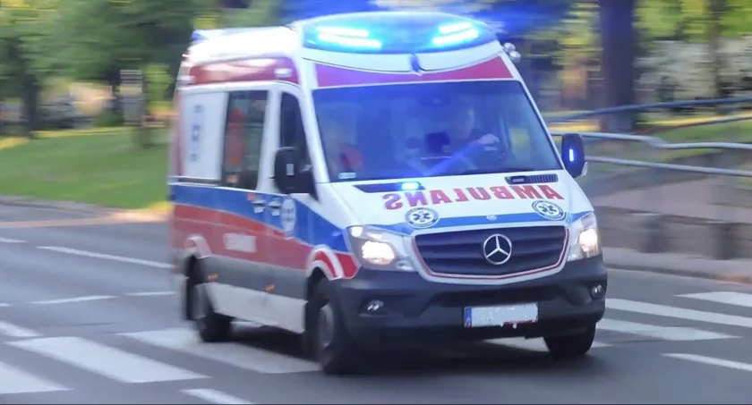 Rowerzysta trafił do szpitala, potrąciła go kierująca oplem