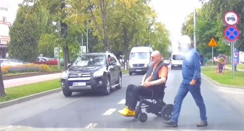 Zgodnie z przepisami, ale czy bezpiecznie? Analizujemy nagranie spod sokołowskiego magistratu.