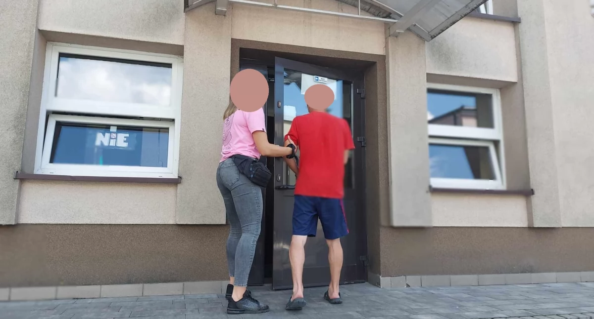 Ksiądz zgodził się podwieźć dwóch mężczyzn autem, stracił portfel...