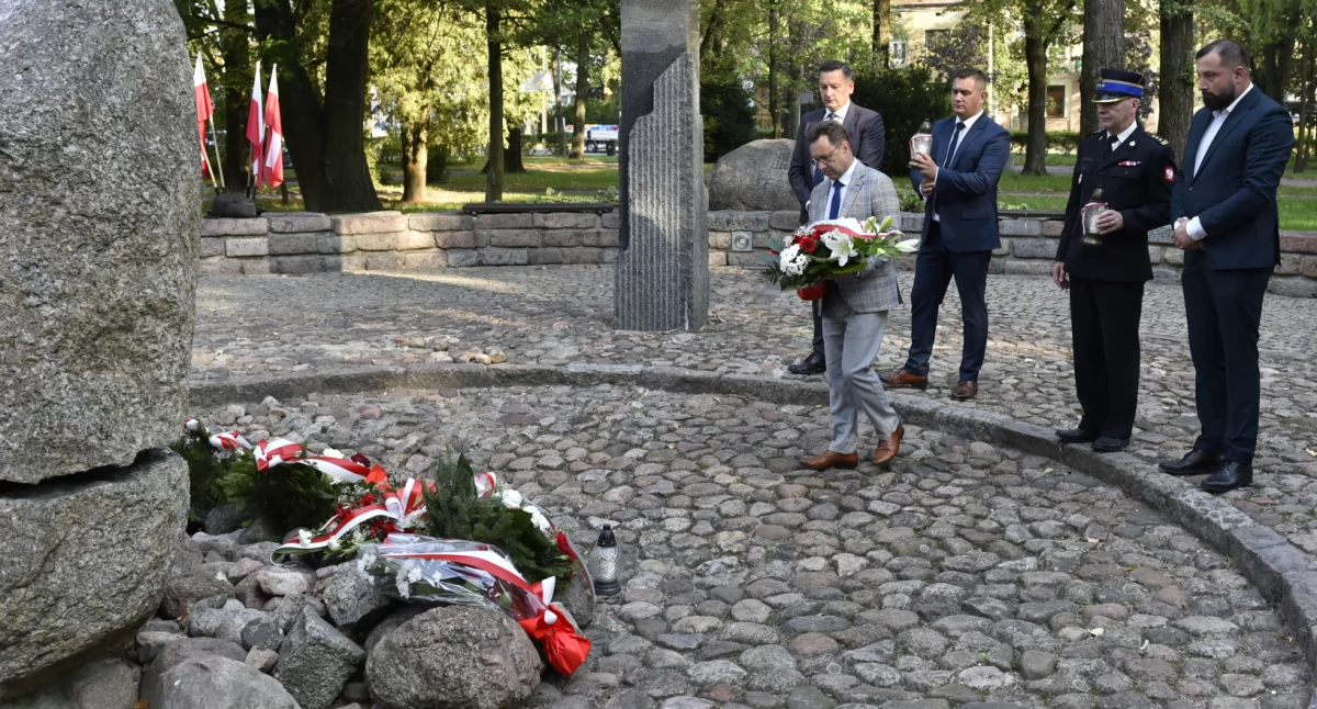 Władze powiatu oddały hołd ofiarom II wojny światowej