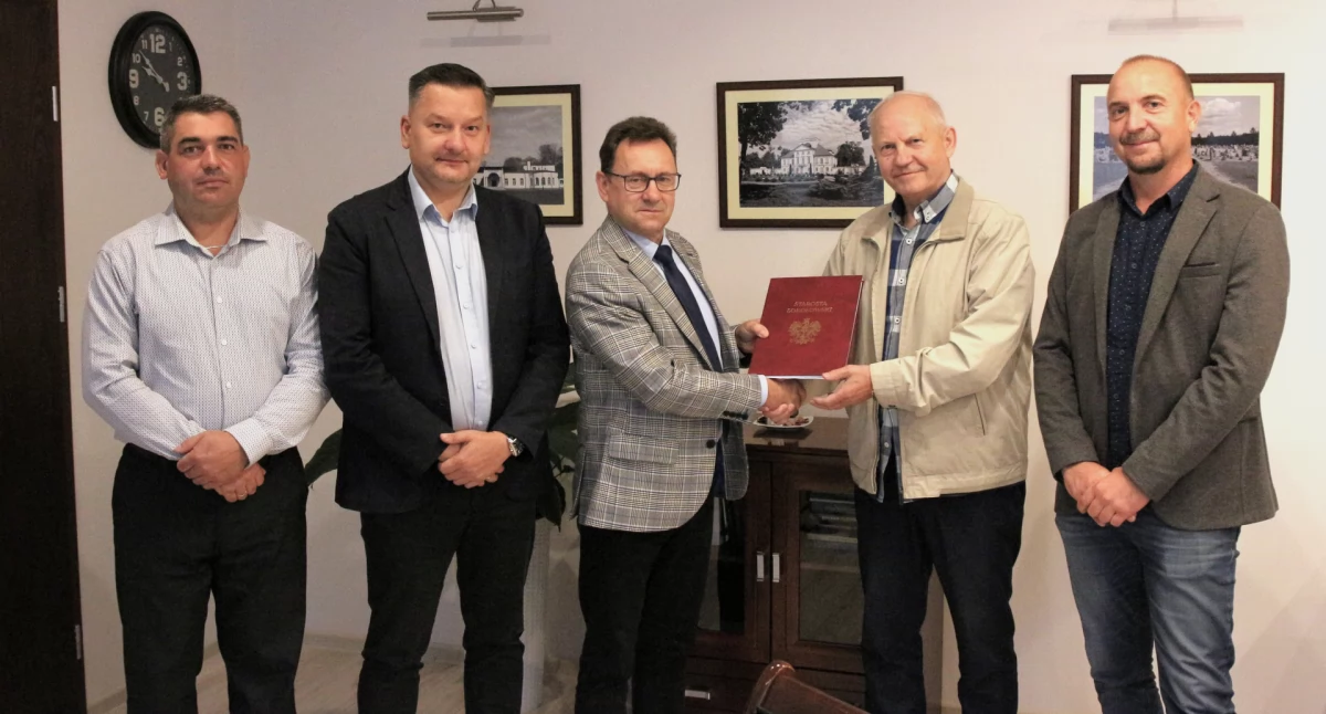 Powiat podpisał umowę na budowę i przebudowę dróg na terenie gminy Sabnie