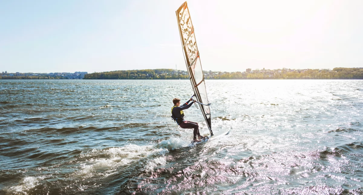 Uprawianie sportów wodnych, takich jak windsurfing czy kitesurfing, poza letnim sezonem