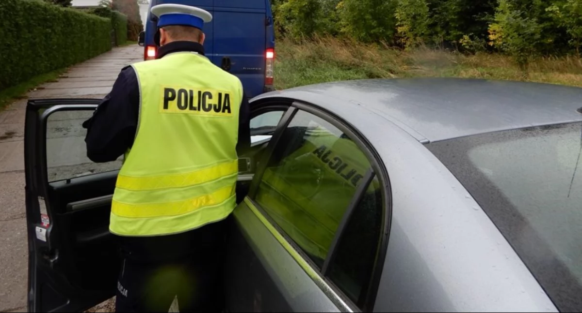 Volvo i BMW zderzyły się pod szkołą