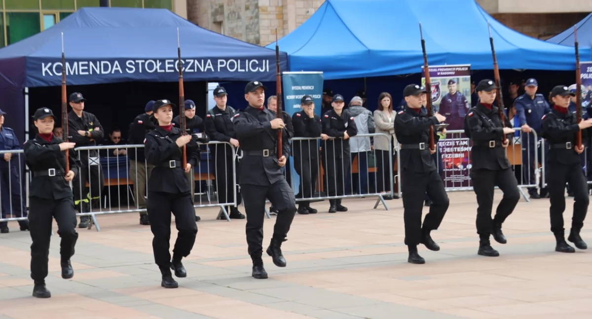 Uczniowie klasy mundurowej z „Szarej” wywalczyli II miejsce w konkursie musztry