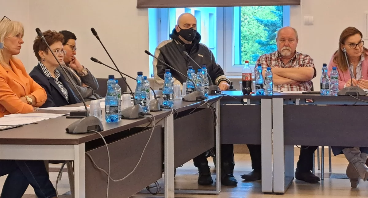 Radny z COVID brał udział w posiedzeniu komisji w magistracie. Ale chyba nie to jest najciekawsze...