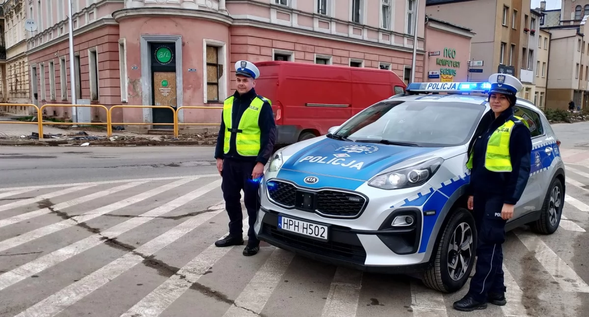 Sokołowscy policjanci pomagają powodzianom. W Kłodzku uratowali życie mężczyźnie!