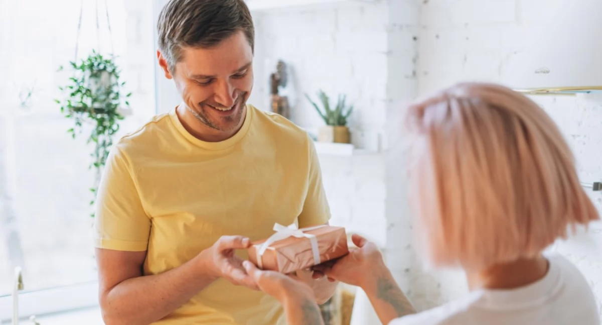 5 oryginalnych pomysłów na prezent dla kolegi – idealnych na każdą okazję!