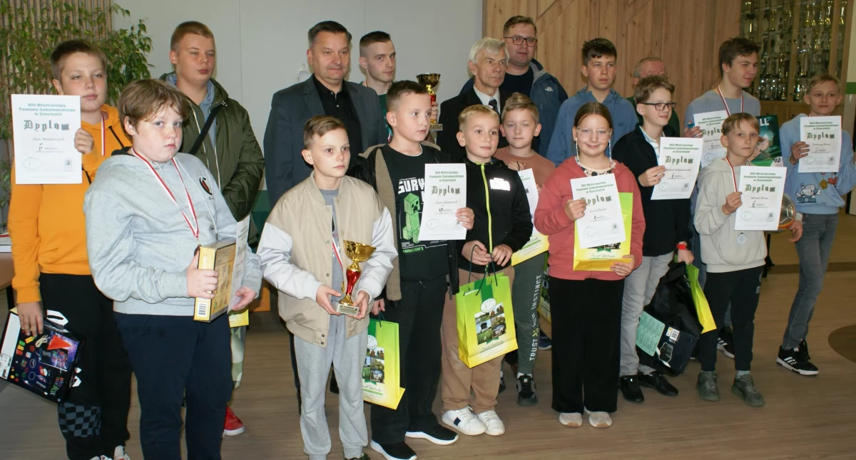 Bracia Strus z pucharami w Mistrzostwach Powiatu Sokołowskiego