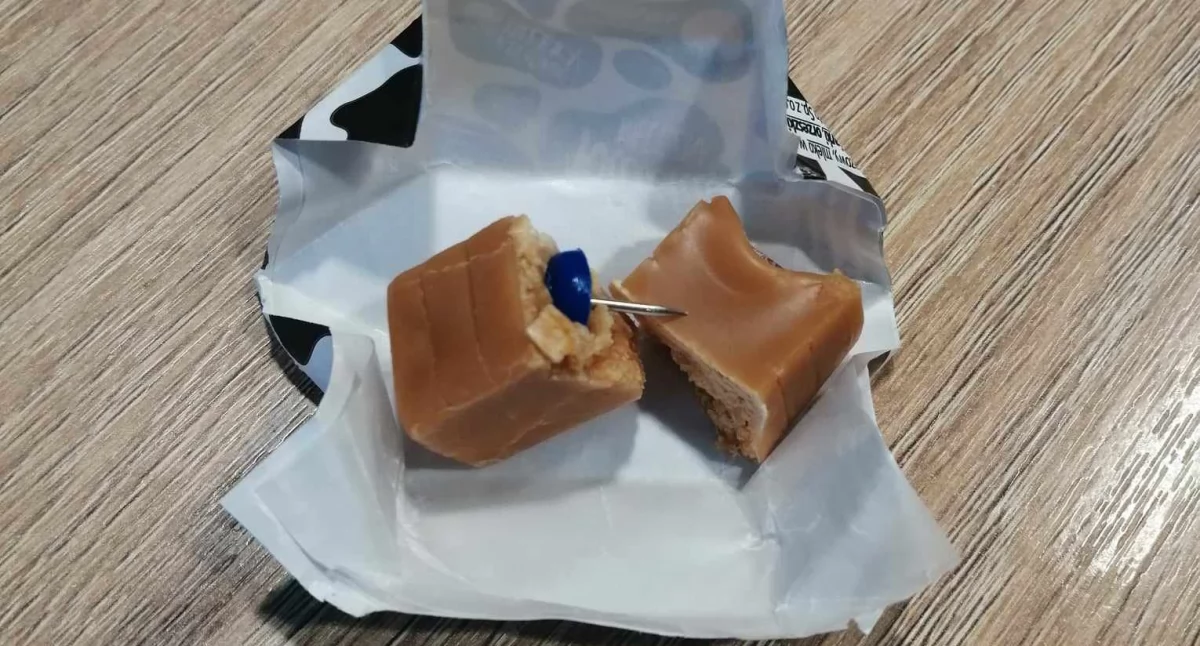 Dała koledze cukierka z pinezką. Sprawa skończy się w sądzie.