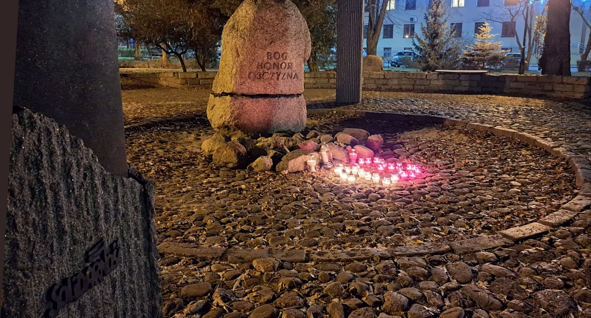 43.rocznica wprowadzenia stanu wojennego w Sokołowie. Trzy delegacje ze zniczami.