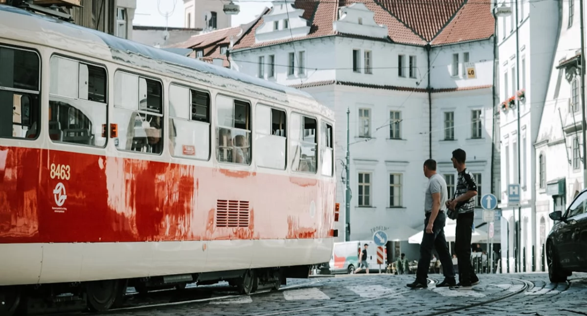 Alternatywne sposoby poruszania się po mieście. To warto sprawdzić