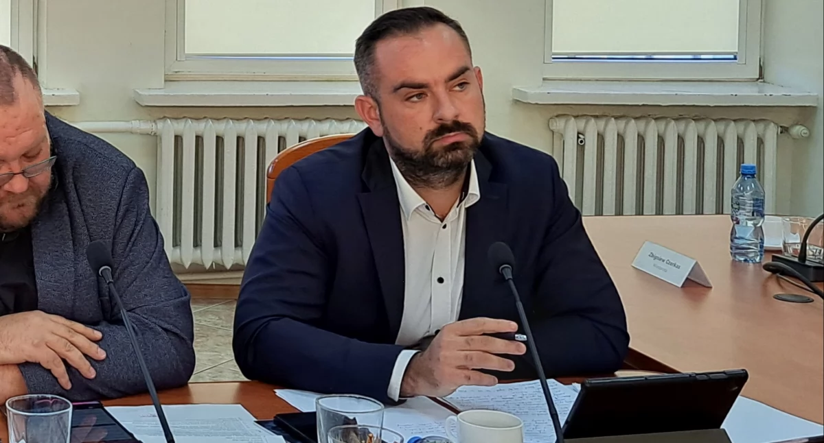 Radny Piotr Woźniak pyta o dokończenie remontu drogi Przywózki – Węże