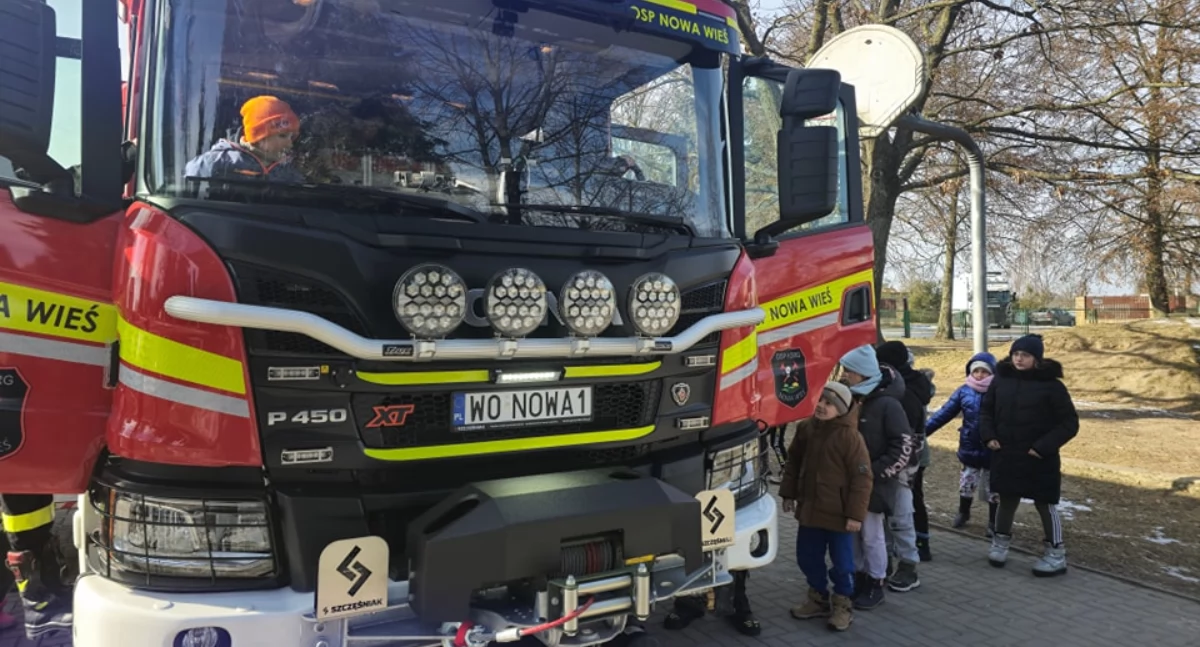 Największą atrakcją dla uczniów było oglądanie nowego wozu strażackiego