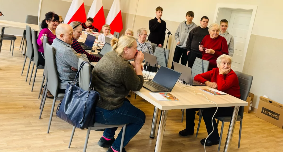 Młodzież z Grochowa edukowała seniorów, jak bezpiecznie poruszać się w Internecie