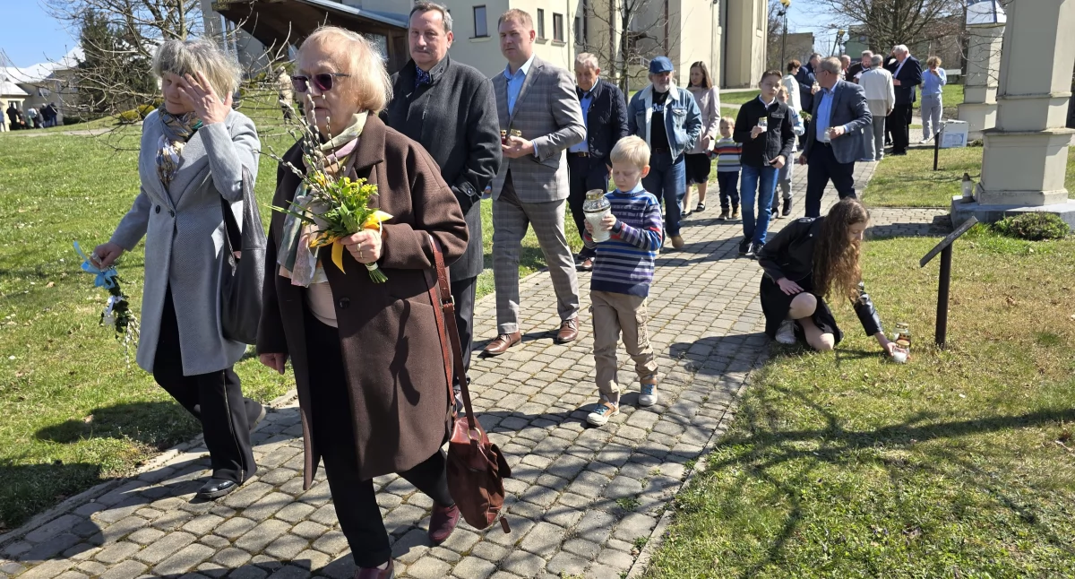 Zapalili białe i czerwone znicze w Alei Dębów Katyńskich w Sokołowie Podlaskim