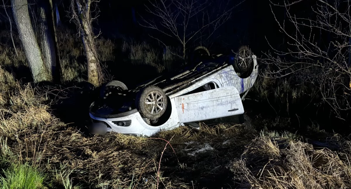 18-latek za kierownicą opla dachował na zakręcie