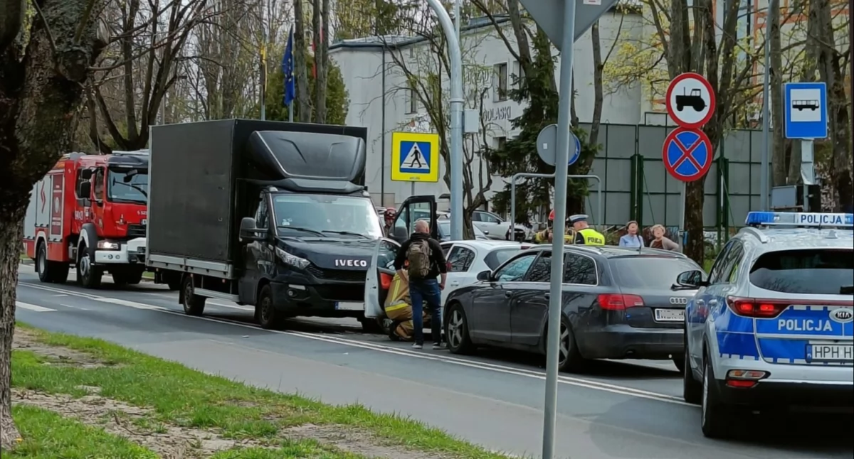 Zderzyły się trzy samochody, dwie osoby odwieziono do szpitala