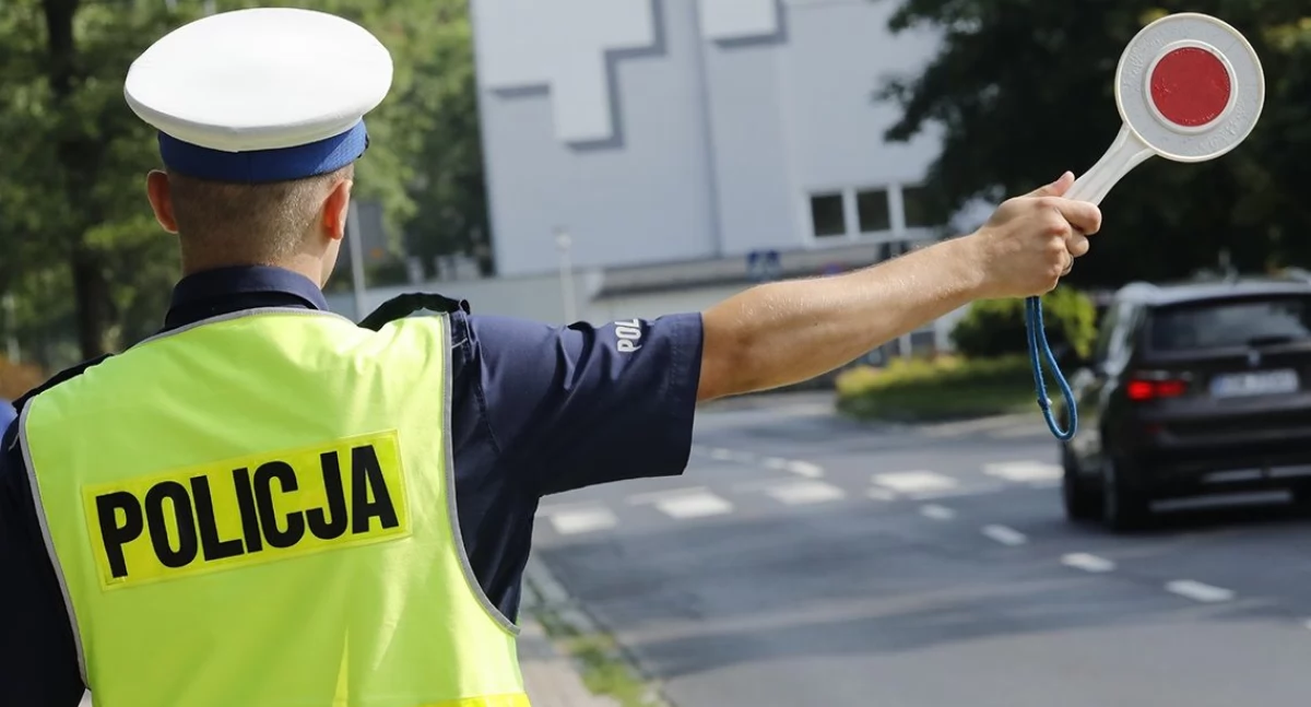 Jechał motorowerem bez kasku, od tego zaczęły się kolejne kłopoty