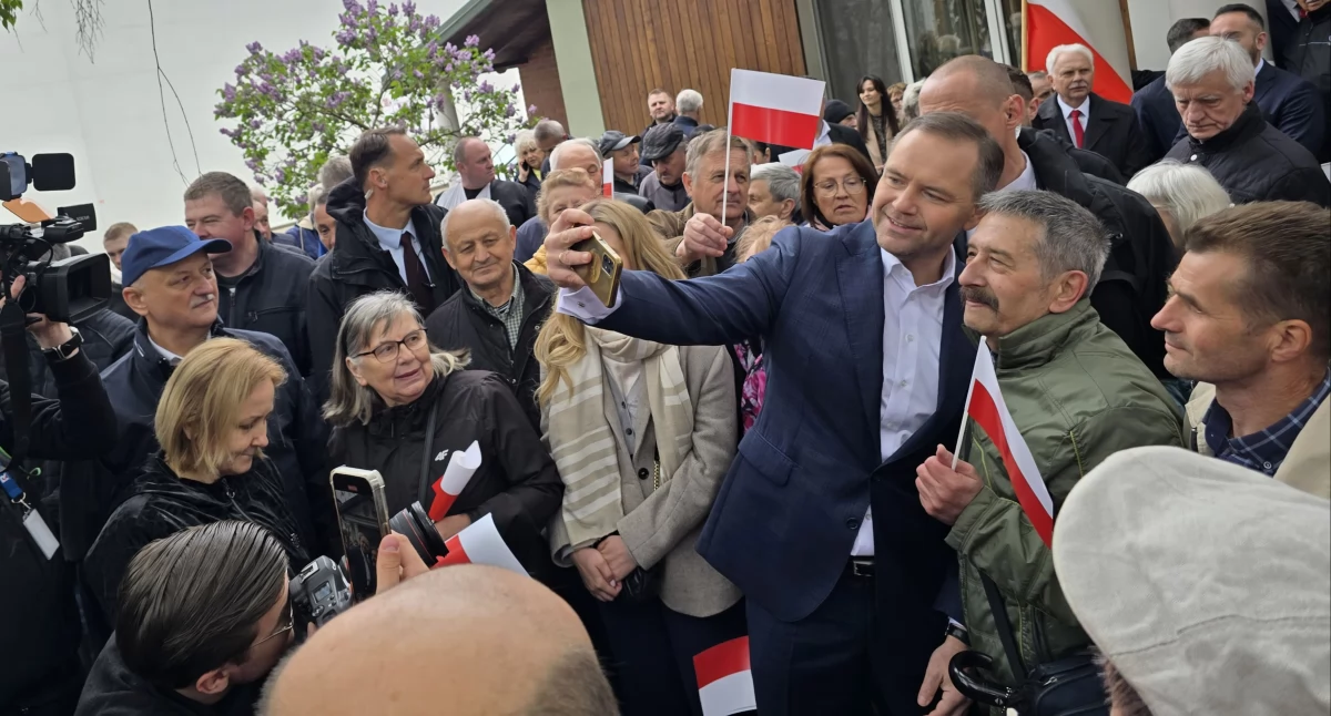 Karol Nawrocki w Repkach o patriotyzmie i rolnictwie. Był też czas na zdjęcia i rozmowy z mieszkańcami.