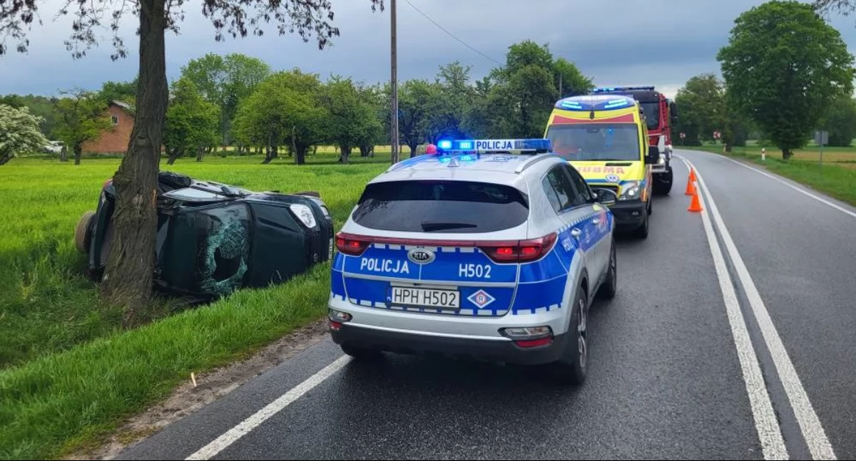 Młody kierowca wypadł z drogi i uderzył toyotą w drzewo