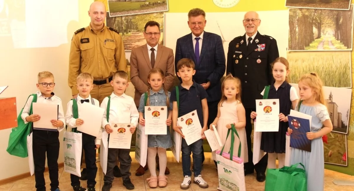 Młodzi ludzie nagrodzeni w strażackim konkursie plastycznym