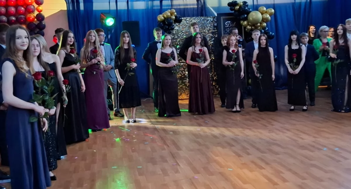Elegancko i z polonezem. Tak wyglądał Bal Klas Ósmych w sokołowskiej „Szóstce”.